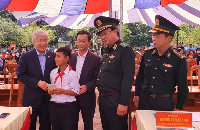 Tặng quà cho em A Ứng, con nuôi Đồn Biên phòng Mô Rai.