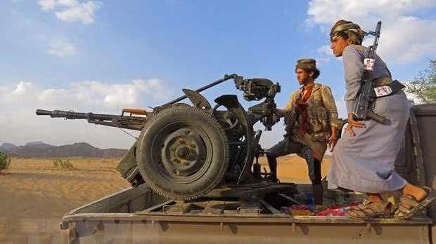 Quân Chính phủ Yemen trong cuộc giao tranh với lực lượng Houthi tại tỉnh Marib ngày 31/3/2021. (Ảnh: AFP/TTXVN) 