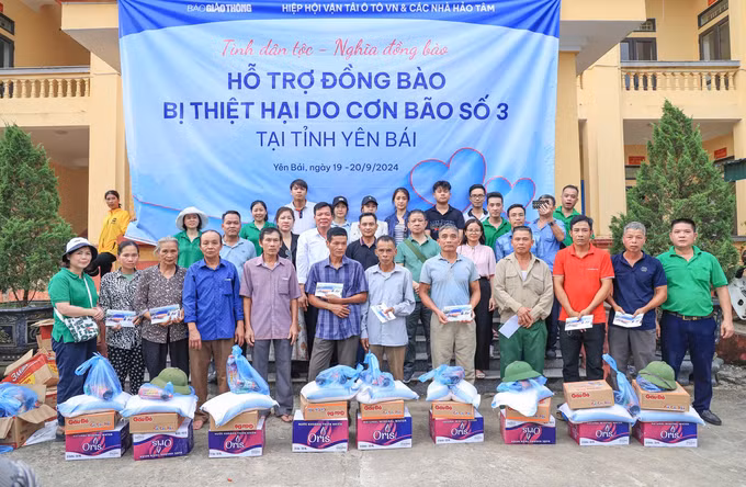 Chương trình hỗ trợ bà con vùng lũ do Hiệp hội Vận tải ô-tô Việt Nam phối hợp Báo Giao thông cùng các nhà hảo tâm tổ chức. 