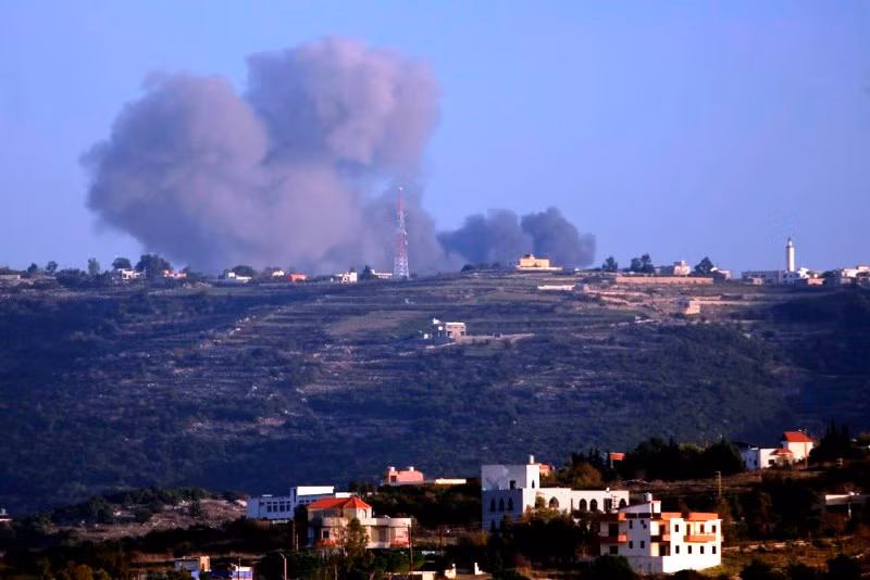 Khói bốc lên sau cuộc không kích của Israel xuống khu vực nằm giữa Ramia và Al-Quzah, Liban ngày 3/12/2023. (Ảnh: THX/TTXVN)