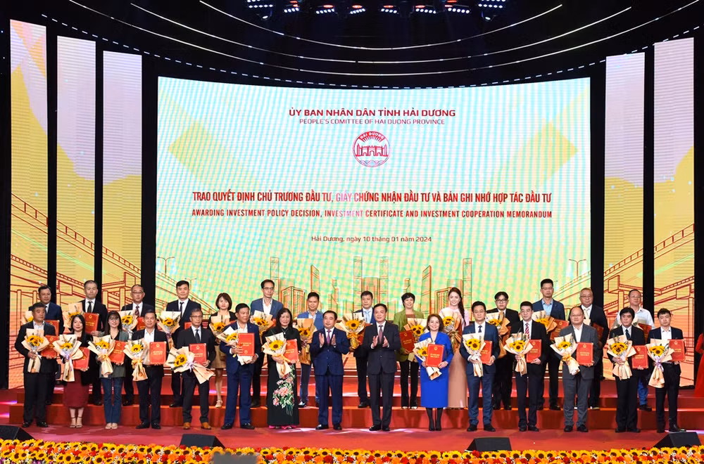 Bí thư Tỉnh ủy Hải Dương Trần Đức Thắng và Chủ tịch UBND tỉnh Hải Dương Triệu Thế Hùng với các nhà đầu tư. Bí thư Tỉnh ủy Hải Dương Trần Đức Thắng và Chủ tịch UBND tỉnh Hải Dương Triệu Thế Hùng với các nhà đầu tư.