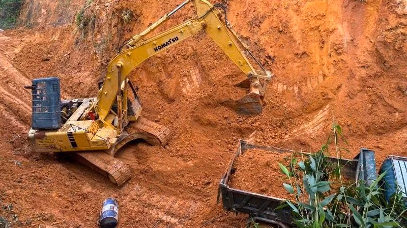 Khắc phục sạt lở trên tuyến Quốc lộ 49A.