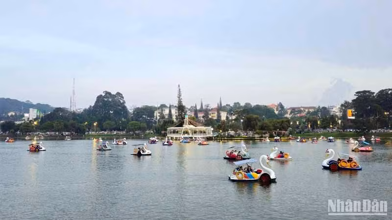 Trên hồ Xuân Hương, thành phố Đà Lạt dịp Lễ 30/4.