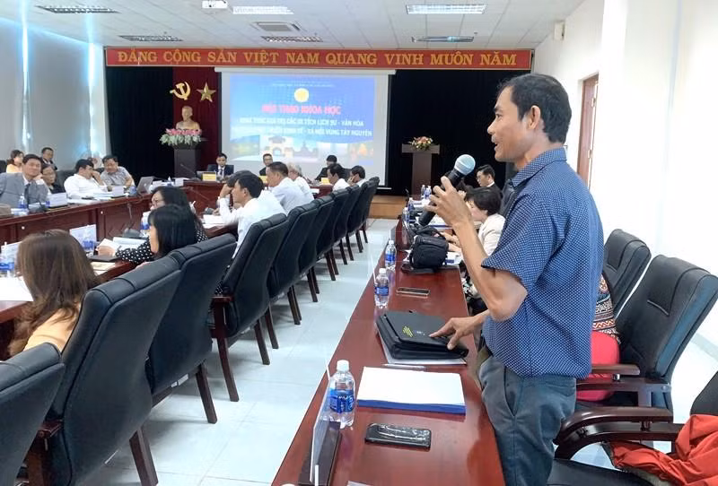 Các đại biểu đề xuất các giải pháp khai thác giá trị các di tích lịch sử-văn hóa trên địa bàn Tây Nguyên hiệu quả tại hội thảo.