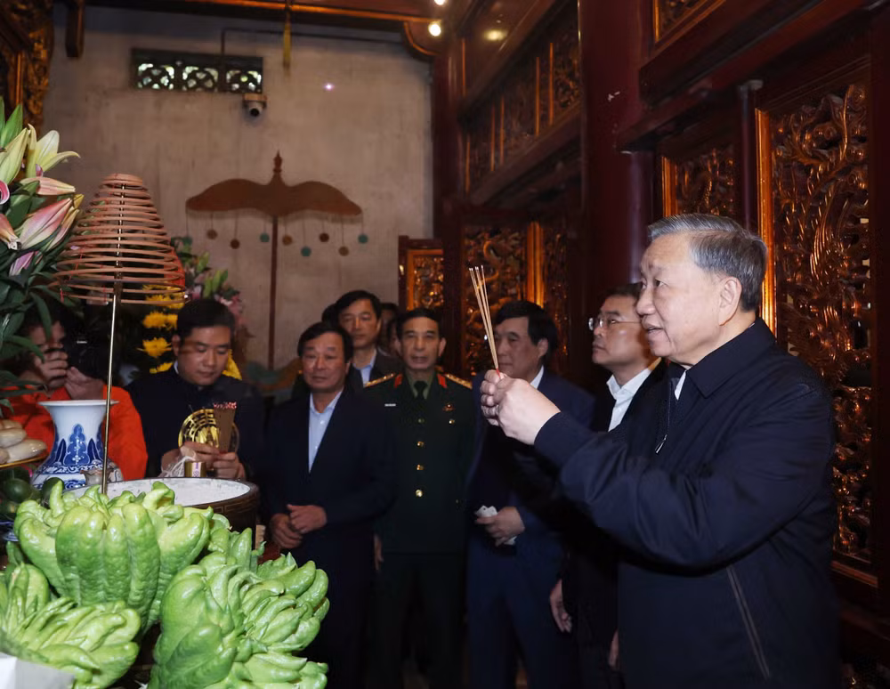 Tổng Bí thư Tô Lâm dâng hương tại Điện Kính Thiên trên đỉnh núi Nghĩa Lĩnh thuộc Khu Di tích lịch sử quốc gia đặc biệt Đền Hùng. Ảnh: Thống Nhất/TTXVN Tổng Bí thư Tô Lâm dâng hương tại Điện Kính Thiên trên đỉnh núi Nghĩa Lĩnh thuộc Khu Di tích lịch sử quốc gia đặc biệt Đền Hùng. Ảnh: Thống Nhất/TTXVN