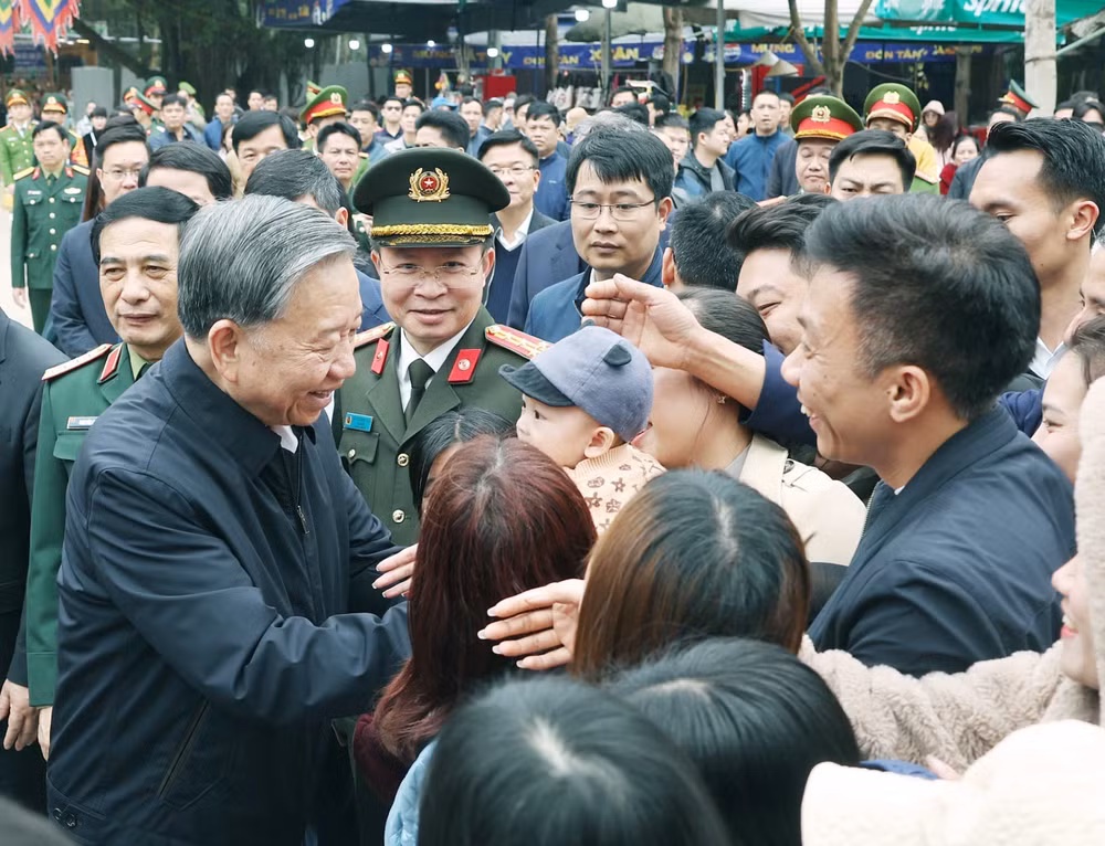Tổng Bí thư Tô Lâm với nhân dân tại Khu Di tích lịch sử quốc gia đặc biệt Đền Hùng. Ảnh: Thống Nhất/TTXVN Tổng Bí thư Tô Lâm với nhân dân tại Khu Di tích lịch sử quốc gia đặc biệt Đền Hùng. Ảnh: Thống Nhất/TTXVN