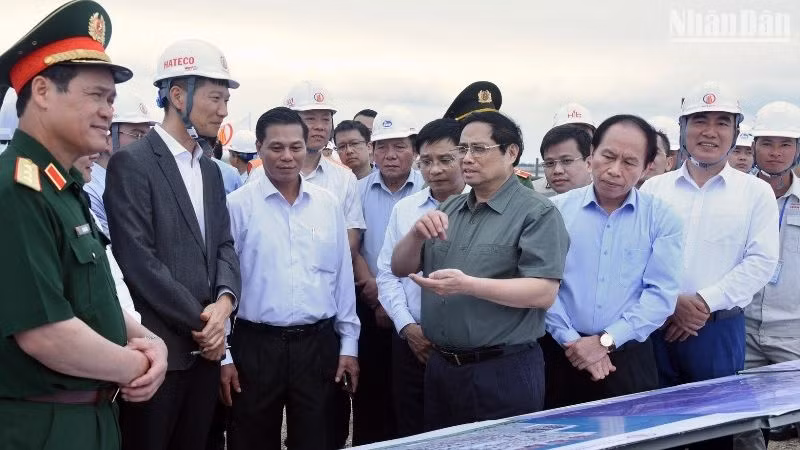 Thủ tướng Phạm Minh Chính nghe các đơn vị báo cáo tình hình tiến độ xây dựng các bến cảng tại Cảng cửa ngõ quốc tế Hải Phòng. (Ảnh: Trần Hải)