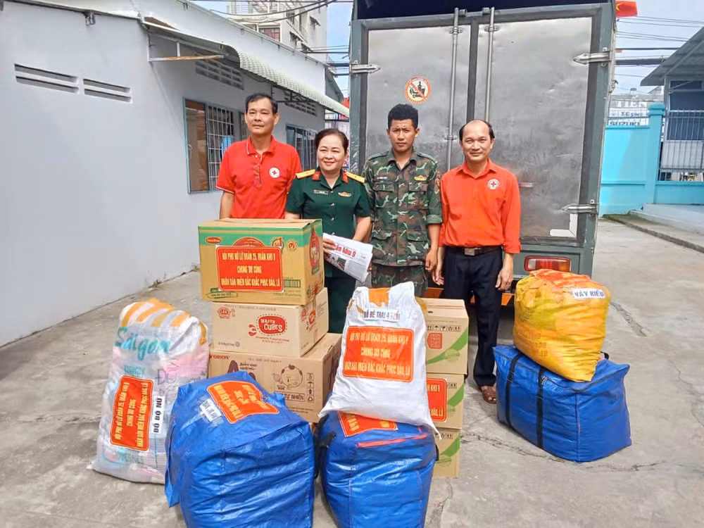 Nhiều tổ chức, cá nhân ở Vĩnh Long hỗ trợ đồng bào miền bắc bị thiệt hại do thiên tai. (Ảnh: Bá Dũng) Nhiều tổ chức, cá nhân ở Vĩnh Long hỗ trợ đồng bào miền bắc bị thiệt hại do thiên tai. (Ảnh: Bá Dũng)
