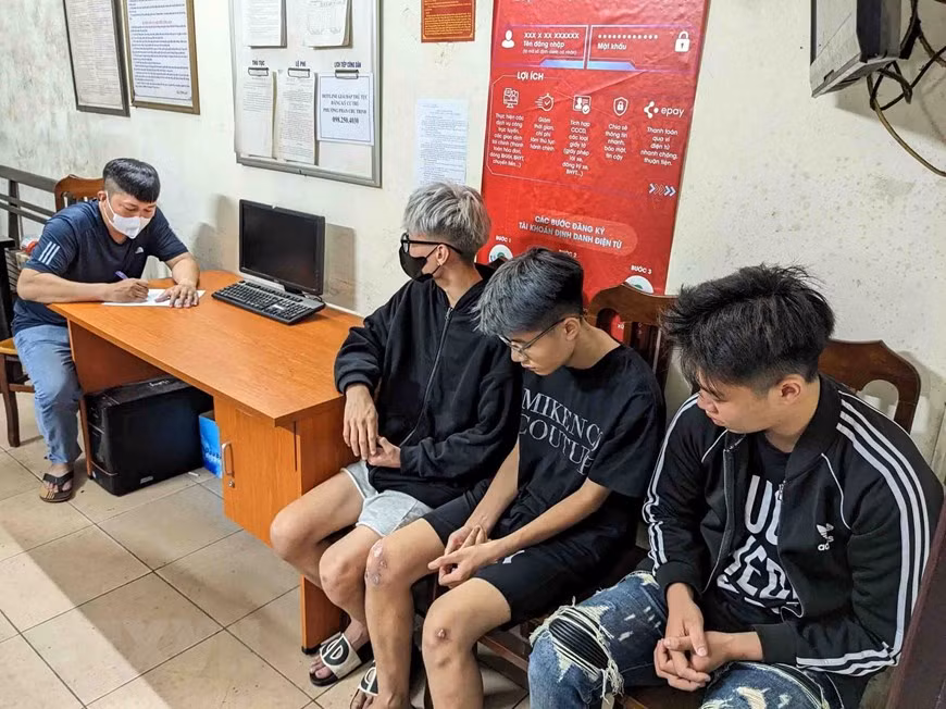 Các trường hợp bị bắt giữ đều ở độ tuổi từ 15-17 tuổi. (Ảnh: Phạm Kiên/TTXVN) Các trường hợp bị bắt giữ đều ở độ tuổi từ 15-17 tuổi. (Ảnh: Phạm Kiên/TTXVN)