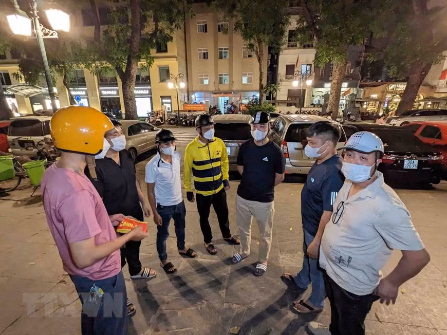 Tổ công tác Y9/141 hóa trang triển khai nhiệm vụ. (Ảnh: Phạm Kiên/TTXVN) Tổ công tác Y9/141 hóa trang triển khai nhiệm vụ. (Ảnh: Phạm Kiên/TTXVN)