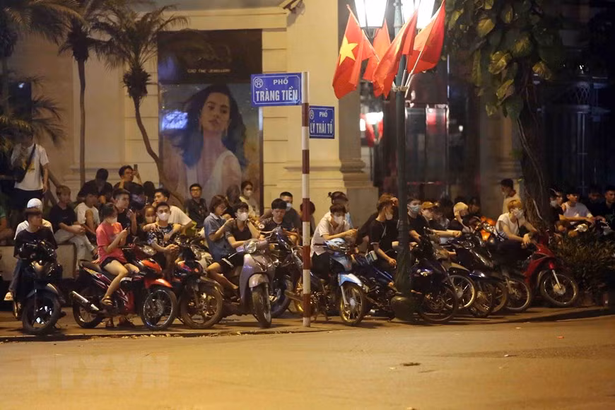 Nhiều thanh, thiếu niên tụ tập tại phố Tràng Tiền-Lý Thái Tổ (gần khu vực Nhà hát Lớn) gây mất trật tự công cộng. (Ảnh: Phạm Kiên/TTXVN) Nhiều thanh, thiếu niên tụ tập tại phố Tràng Tiền-Lý Thái Tổ (gần khu vực Nhà hát Lớn) gây mất trật tự công cộng. (Ảnh: Phạm Kiên/TTXVN)