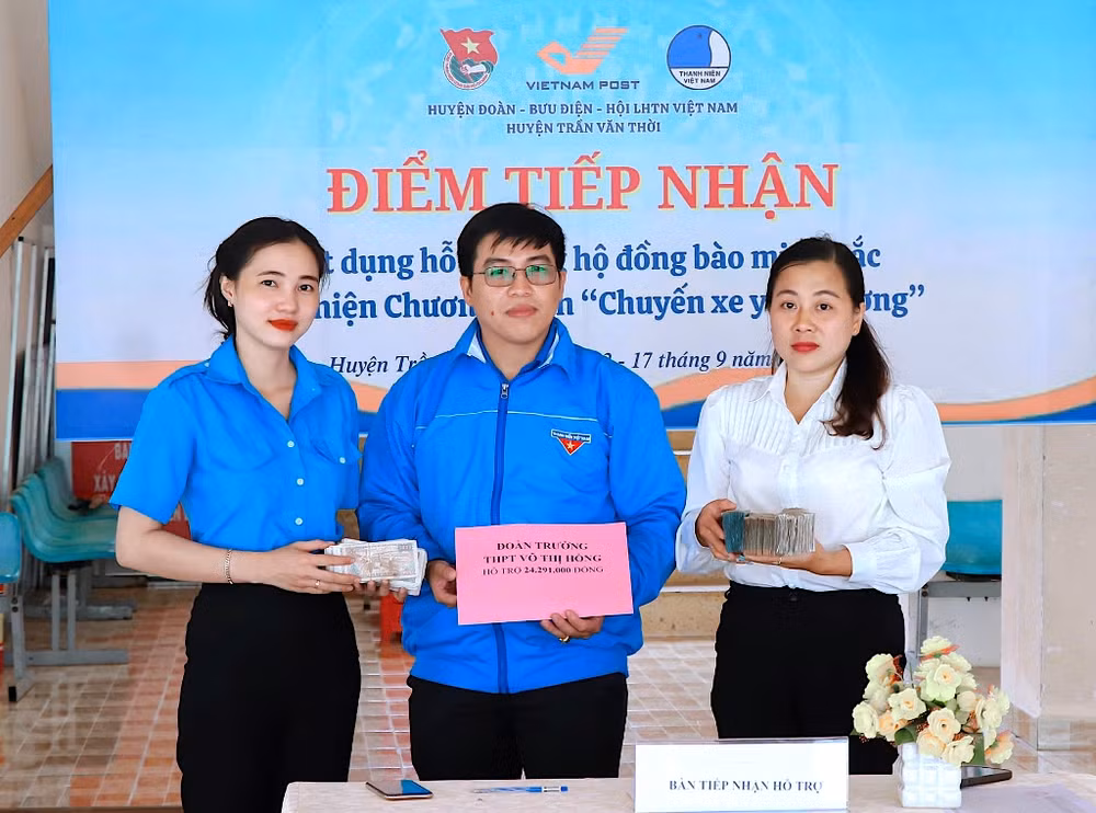 Huyện đoàn Trần Văn Thời (tỉnh Cà Mau) tiếp nhập hỗ trợ từ các tầng lớp nhân dân gửi đến đồng bào bị ảnh hưởng bởi bão, lũ phía bắc. (Ảnh: Hữu Tùng) Huyện đoàn Trần Văn Thời (tỉnh Cà Mau) tiếp nhập hỗ trợ từ các tầng lớp nhân dân gửi đến đồng bào bị ảnh hưởng bởi bão, lũ phía bắc. (Ảnh: Hữu Tùng)