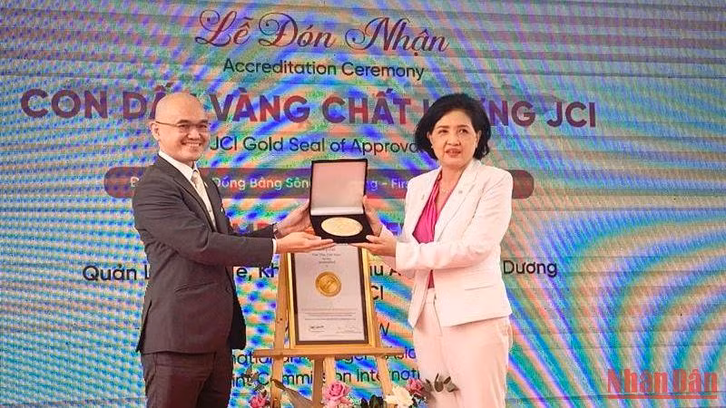 Đại diện tổ chức Thẩm định quốc tế Hoa Kỳ trao chứng nhận con dấu vàng cho Bệnh viện Quốc tế Phương Châu. (Ảnh: THANH TÂM)