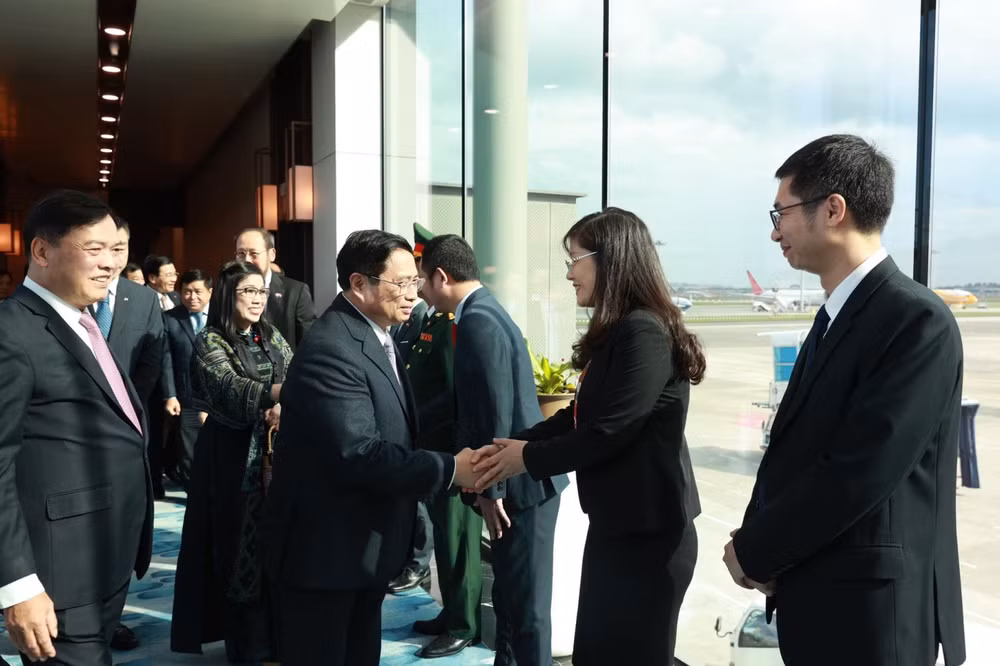Cán bộ, nhân viên Đại sứ quán và cộng đồng người Việt Nam đón Thủ tướng Phạm Minh Chính và Phu nhân tại sân bay Changi, Singapore. (Ảnh: Dương Giang/TTXVN) Cán bộ, nhân viên Đại sứ quán và cộng đồng người Việt Nam đón Thủ tướng Phạm Minh Chính và Phu nhân tại sân bay Changi, Singapore. (Ảnh: Dương Giang/TTXVN)