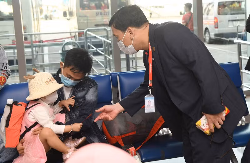 Giám đốc điều hành Đinh Việt Phương chúc Tết hành khách bay trong dịp Tết 2022. (Ảnh: T.H) Giám đốc điều hành Đinh Việt Phương chúc Tết hành khách bay trong dịp Tết 2022. (Ảnh: T.H)