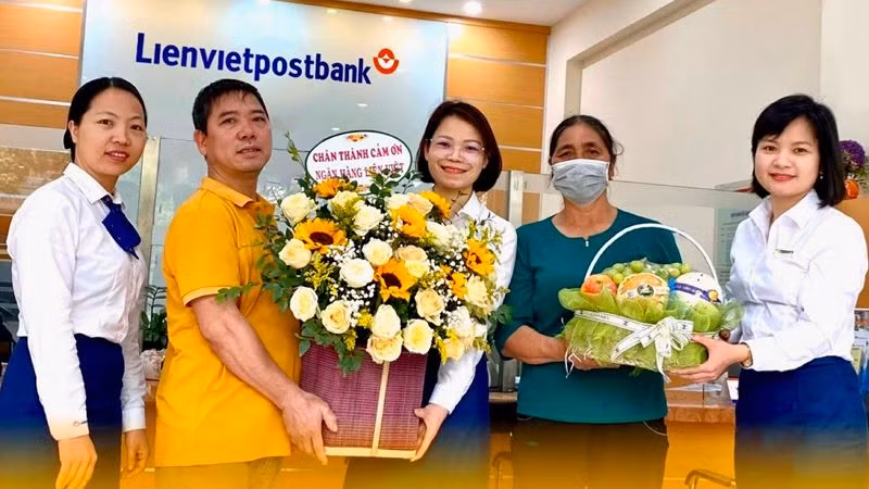Khách hàng N.T.H xúc động cảm ơn cán bộ, nhân viên Lienvietpostbank Quế Võ.