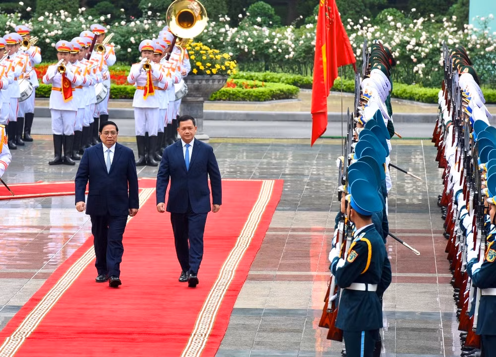 Thủ tướng Phạm Minh Chính và Thủ tướng Vương quốc Campuchia Samdech Moha Bovor Thipadei Hun Manet duyệt Đội danh dự Quân đội nhân dân Việt Nam.