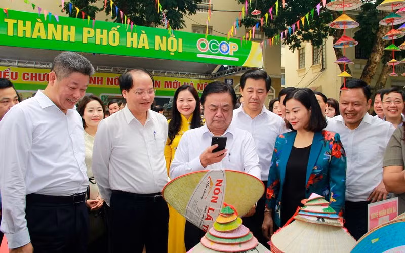 Các đại biểu tham quan các gian hàng trưng bày sản phẩm OCOP bên thềm hội nghị. (Ảnh: Văn Lúa) Các đại biểu tham quan các gian hàng trưng bày sản phẩm OCOP bên thềm hội nghị. (Ảnh: Văn Lúa)