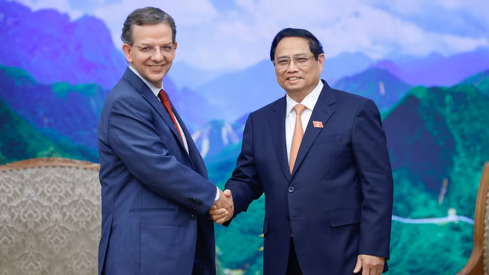 Thủ tướng Phạm Minh Chính và Trưởng đoàn Điều IV IMF Paulo Medas. (Ảnh: Trần Hải)