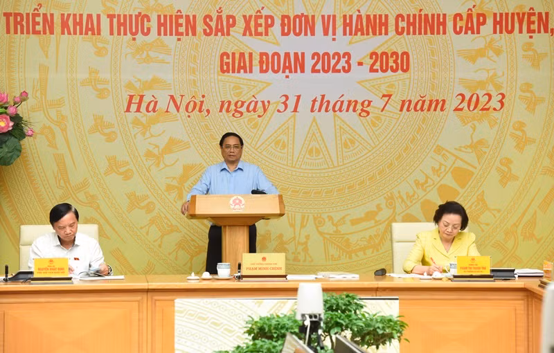 Phát biểu khai mạc hội nghị, Thủ tướng Chính phủ Phạm Minh Chính nhấn mạnh, việc sắp xếp đơn vị hành chính là việc khó, nhạy cảm, phức tạp, liên quan nhiều người, nhiều ngành; tác động đến người dân, doanh nghiệp và các chủ thể khác. Tuy nhiên, trước yêu cầu phát triển của đất nước, việc sắp xếp các đơn vị hành chính cấp huyện, cấp xã là yêu cầu cần thiết nhằm tinh gọn bộ máy hành chính, tăng cường hiệu lực, hiệu quả quản lý Nhà nước, tạo thuận lợi cho người dân và doanh nghiệp. Phát biểu khai mạc hội nghị, Thủ tướng Chính phủ Phạm Minh Chính nhấn mạnh, việc sắp xếp đơn vị hành chính là việc khó, nhạy cảm, phức tạp, liên quan nhiều người, nhiều ngành; tác động đến người dân, doanh nghiệp và các chủ thể khác. Tuy nhiên, trước yêu cầu phát triển của đất nước, việc sắp xếp các đơn vị hành chính cấp huyện, cấp xã là yêu cầu cần thiết nhằm tinh gọn bộ máy hành chính, tăng cường hiệu lực, hiệu quả quản lý Nhà nước, tạo thuận lợi cho người dân và doanh nghiệp.