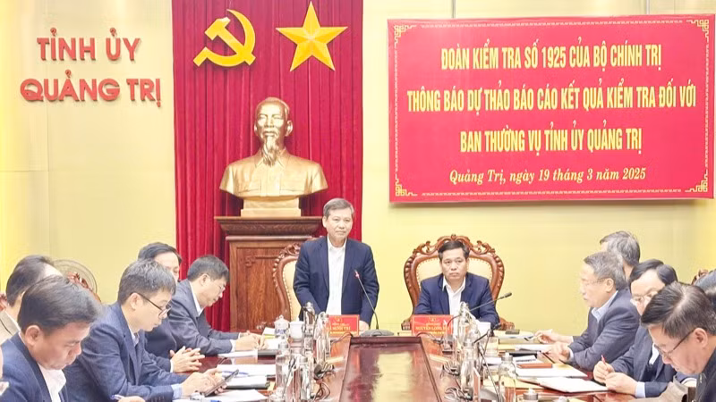 Bí thư Trung ương Đảng, Chánh án Tòa án nhân dân tối cao Lê Minh Trí phát biểu tại buổi làm việc. 