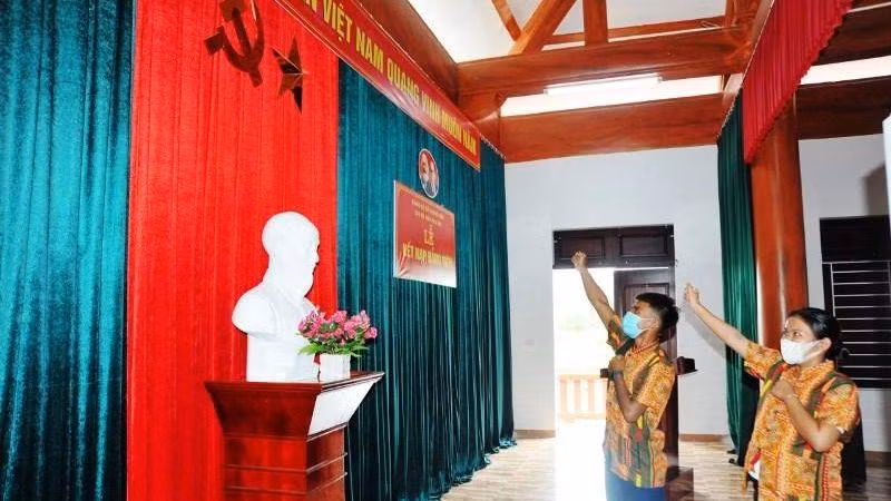Chi bộ bản Rào Tre (Hương Liên, Hương Khê) kết nạp đảng viên mới người dân tộc Chứt. 