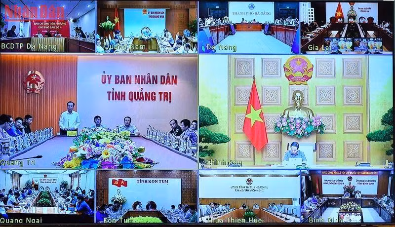 Đại diện lãnh đạo tỉnh Quảng Trị báo cáo tình hình chống bão trên địa bàn tỉnh. Đại diện lãnh đạo tỉnh Quảng Trị báo cáo tình hình chống bão trên địa bàn tỉnh.