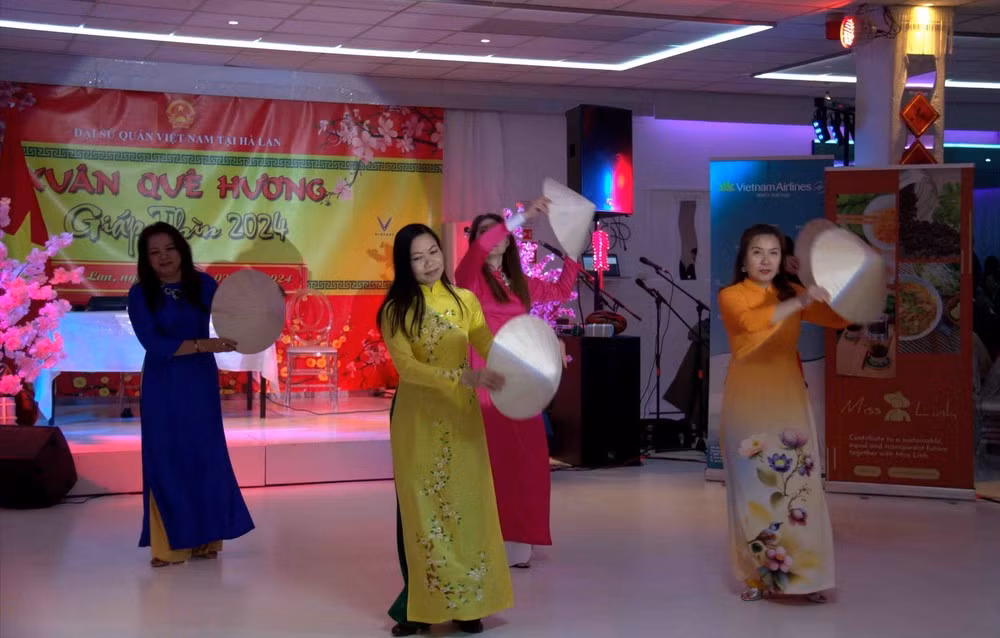 Tiết mục văn nghệ do kiều bào Việt Nam tại Hà Lan biểu diễn. (Ảnh: TTXVN phát)