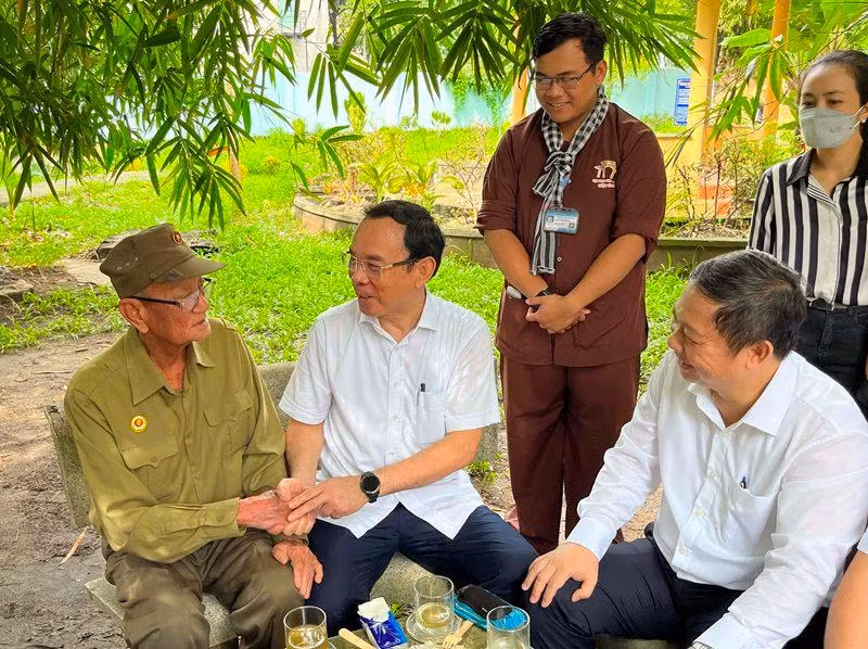 Đồng chí Nguyễn Văn Nên hỏi thăm ông Nguyễn Hùng Minh (con trai của ông Nguyễn Văn Lự, một trong những người tham gia đào địa đạo Phú Thọ Hòa năm xưa).