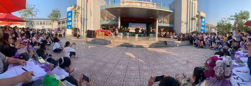 Học sinh của trường biểu diễn tiết mục văn nghệ. Học sinh của trường biểu diễn tiết mục văn nghệ.