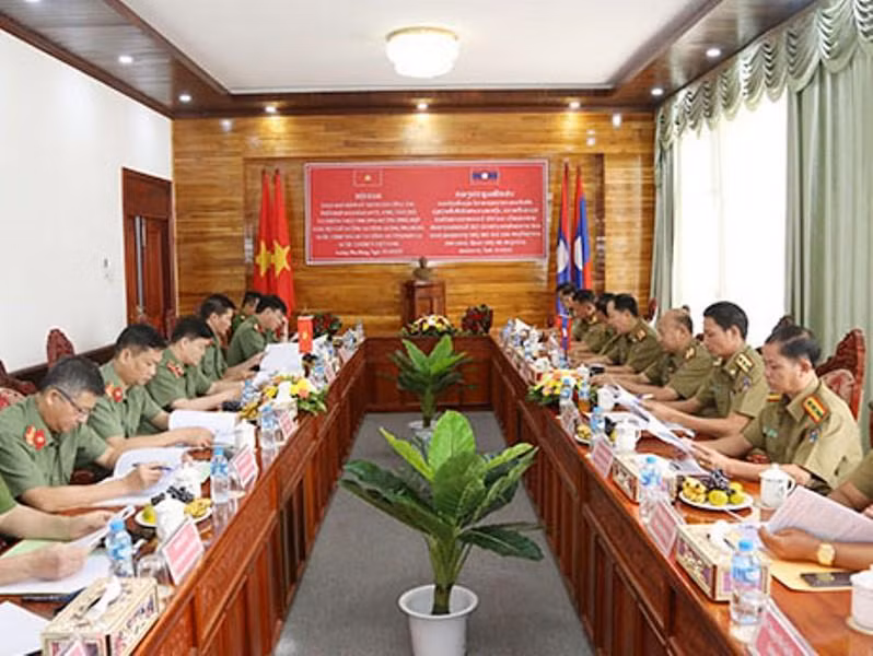 Công an tỉnh Sơn La hội đàm trao đổi thông tin với Công an tỉnh Louangphabang.