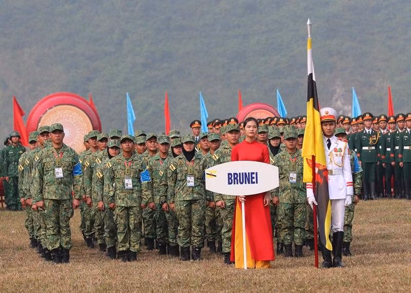 Đoàn tuyển thủ Quân đội Hoàng gia Brunei Darussalam cùng các đoàn tuyển thủ các nước ASEAN tham dự tại Lễ khai mạc. Đoàn tuyển thủ Quân đội Hoàng gia Brunei Darussalam cùng các đoàn tuyển thủ các nước ASEAN tham dự tại Lễ khai mạc.