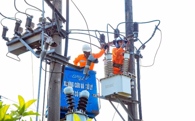 Công nhân điện lực sửa chữa điện mùa nắng nóng.