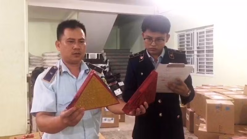 Lực lượng chức năng đang kiểm kê hàng hóa tạm giữ để xử lý theo pháp luật. 