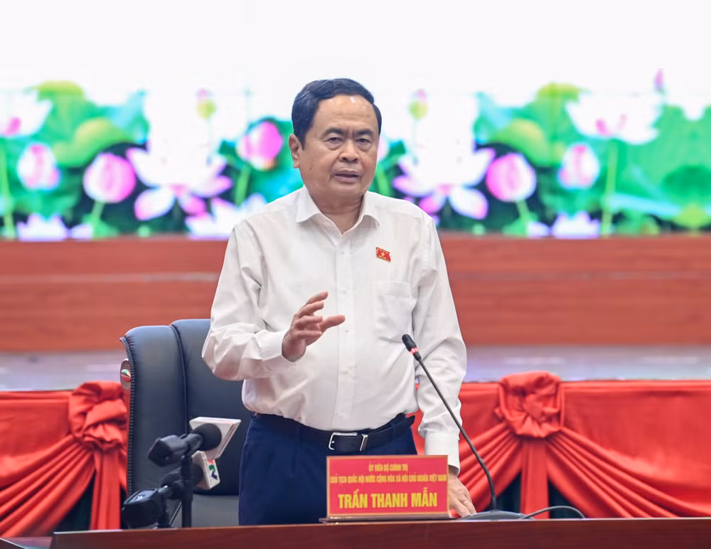 Chủ tịch Quốc hội Trần Thanh Mẫn phát biểu mở đầu, gợi mở các nội dung thảo luận tại buổi làm việc. Chủ tịch Quốc hội Trần Thanh Mẫn phát biểu mở đầu, gợi mở các nội dung thảo luận tại buổi làm việc.