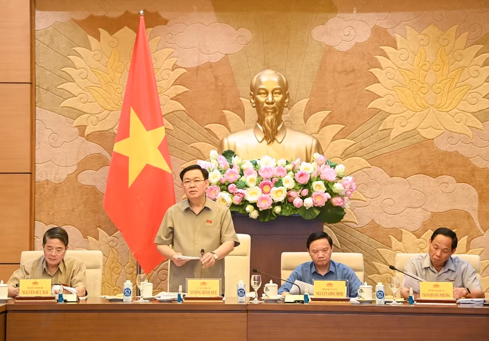 Chủ tịch Quốc hội Vương Đình Huệ phát biểu mở đầu buổi làm việc. Chủ tịch Quốc hội Vương Đình Huệ phát biểu mở đầu buổi làm việc.
