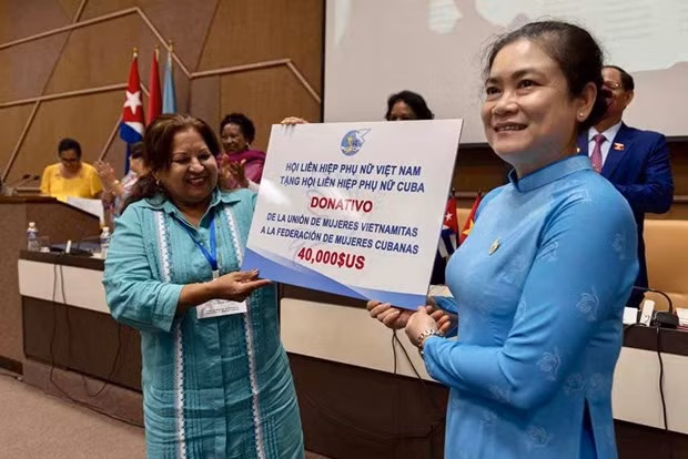 Phó Chủ tịch Thường trực Hội LHPN Việt Nam Đỗ Thị Thu Thảo trao quà tặng Hội LHPN Cuba. (Ảnh: Mai Phương/PV TTXVN tại La Habana) Phó Chủ tịch Thường trực Hội LHPN Việt Nam Đỗ Thị Thu Thảo trao quà tặng Hội LHPN Cuba. (Ảnh: Mai Phương/PV TTXVN tại La Habana)