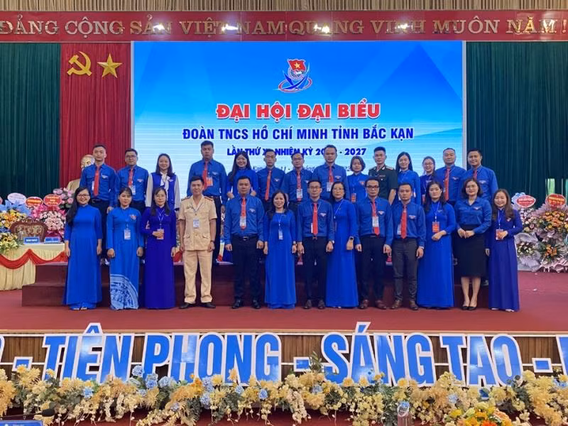 Ban Chấp hành khóa mới ra mắt đại hội. Ban Chấp hành khóa mới ra mắt đại hội.