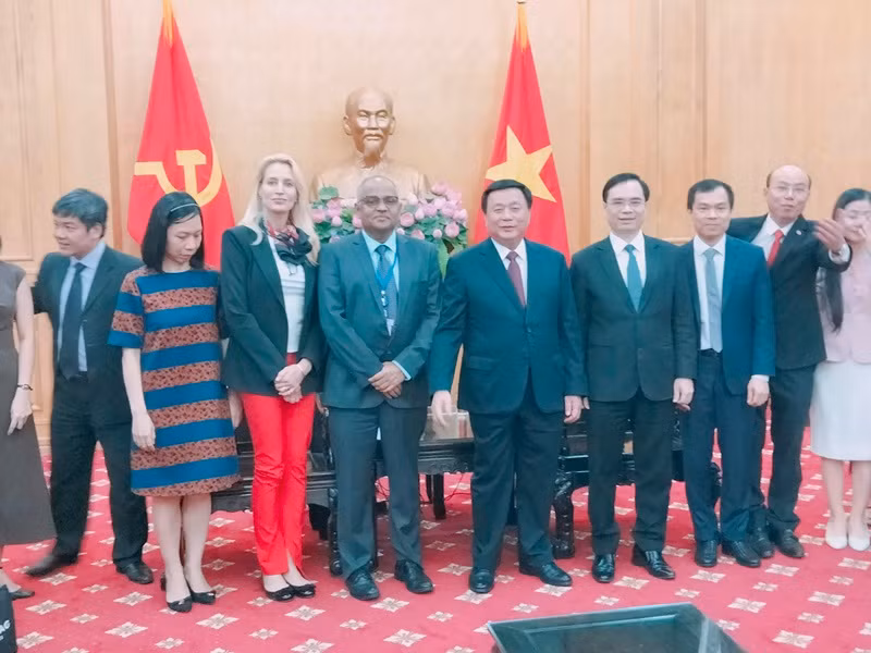 Đồng chí Nguyễn Xuân Thắng cùng đại diện Học viện trong buổi tiếp Đoàn ADB.