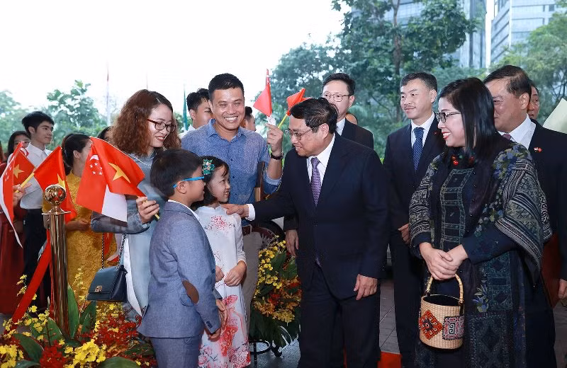 Cán bộ, nhân viên Đại sứ quán và cộng đồng người Việt Nam tại Singapore đón Thủ tướng Phạm Minh Chính và Phu nhân cùng Đoàn đại biểu cấp cao Việt Nam tại khách sạn. (Ảnh: Thanh Giang) Cán bộ, nhân viên Đại sứ quán và cộng đồng người Việt Nam tại Singapore đón Thủ tướng Phạm Minh Chính và Phu nhân cùng Đoàn đại biểu cấp cao Việt Nam tại khách sạn. (Ảnh: Thanh Giang)