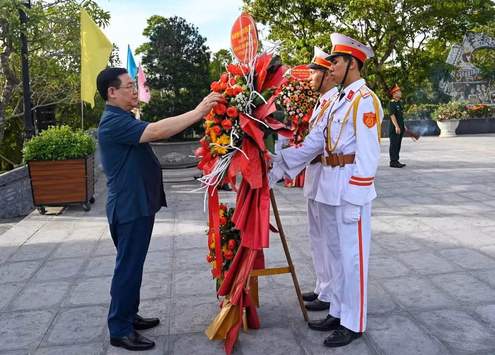 Chủ tịch Quốc hội Vương Đình Huệ dâng hoa tại Nghĩa trang liệt sĩ thành phố Huế. Chủ tịch Quốc hội Vương Đình Huệ dâng hoa tại Nghĩa trang liệt sĩ thành phố Huế.