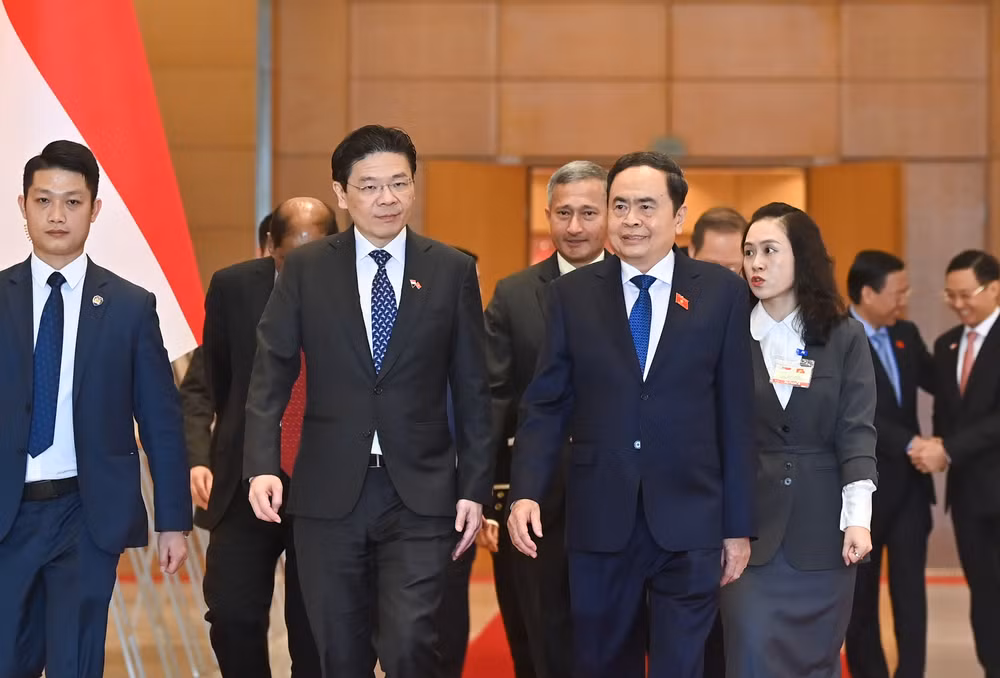 Chủ tịch Quốc hội Trần Thanh Mẫn trao đổi với Thủ tướng Singapore Lawrence Wong. (Ảnh Duy Linh)