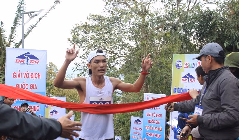 Vận động viên Hoàng Nguyên Thanh cán đích đầu tiên hệ tuyển nam. Vận động viên Hoàng Nguyên Thanh cán đích đầu tiên hệ tuyển nam.