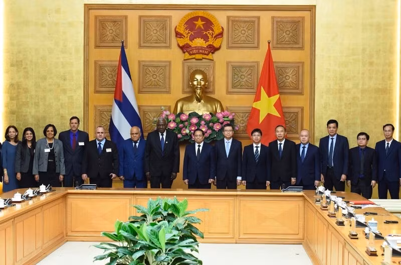 Thủ tướng Phạm Minh Chính và Chủ tịch Quốc hội Cuba Esteban Lazo Hernandez cùng Đoàn đại biểu cấp cao Đảng, Nhà nước Cuba. Thủ tướng Phạm Minh Chính và Chủ tịch Quốc hội Cuba Esteban Lazo Hernandez cùng Đoàn đại biểu cấp cao Đảng, Nhà nước Cuba.