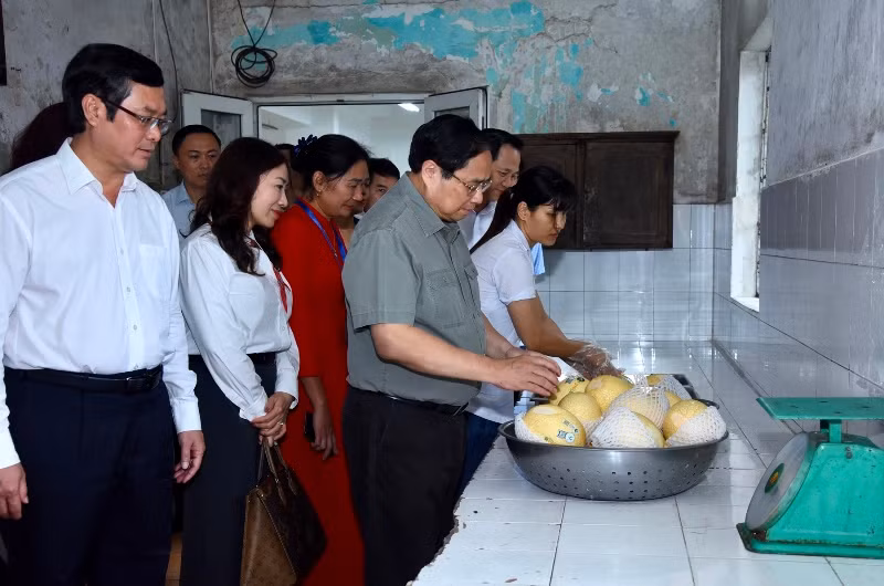 Thủ tướng Phạm Minh Chính thăm, kiểm tra khu vực bếp ăn của Trung tâm Nuôi dưỡng trẻ khuyết tật Hà Nội.