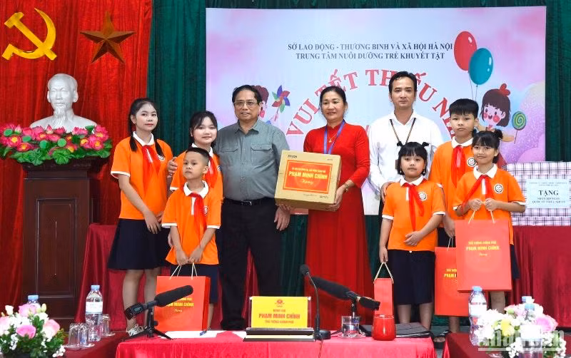 Thủ tướng Phạm Minh Chính tặng quà cho Trung tâm Nuôi dưỡng trẻ khuyết tật Hà Nội và các cháu học sinh.