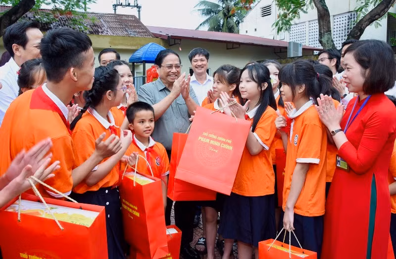 Thủ tướng Phạm Minh Chính với các cháu học sinh Trung tâm Nuôi dưỡng trẻ khuyết tật Hà Nội.