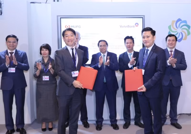 Ông Lê Duy Hải - Phó Tổng Giám đốc VietinBank và ông Daisuke Nishiyama - Giám đốc Điều hành, Trưởng Bộ phận Phát triển bền vững MUFG trao bản MOU dưới sự chứng kiến của Thủ tướng Chính phủ Phạm Minh Chính. Ông Lê Duy Hải - Phó Tổng Giám đốc VietinBank và ông Daisuke Nishiyama - Giám đốc Điều hành, Trưởng Bộ phận Phát triển bền vững MUFG trao bản MOU dưới sự chứng kiến của Thủ tướng Chính phủ Phạm Minh Chính.