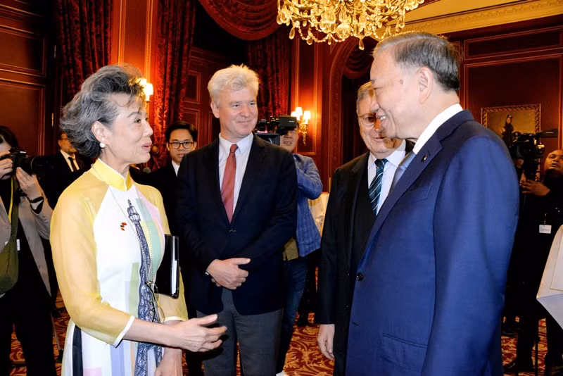 Tổng Bí thư, Chủ tịch nước Tô Lâm trò chuyện tại trao giải FFA. (Ảnh: TTXVN) Tổng Bí thư, Chủ tịch nước Tô Lâm trò chuyện tại trao giải FFA. (Ảnh: TTXVN)