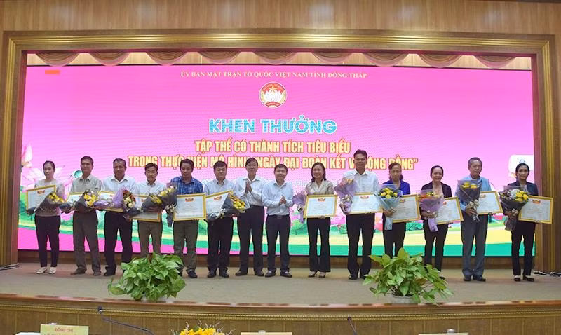Hội nghị đã khen thưởng 24 tập thể có thành tích tiêu biểu trong triển khai và thực hiện “Ngày đại đoàn kết vì cộng đồng”. Hội nghị đã khen thưởng 24 tập thể có thành tích tiêu biểu trong triển khai và thực hiện “Ngày đại đoàn kết vì cộng đồng”.